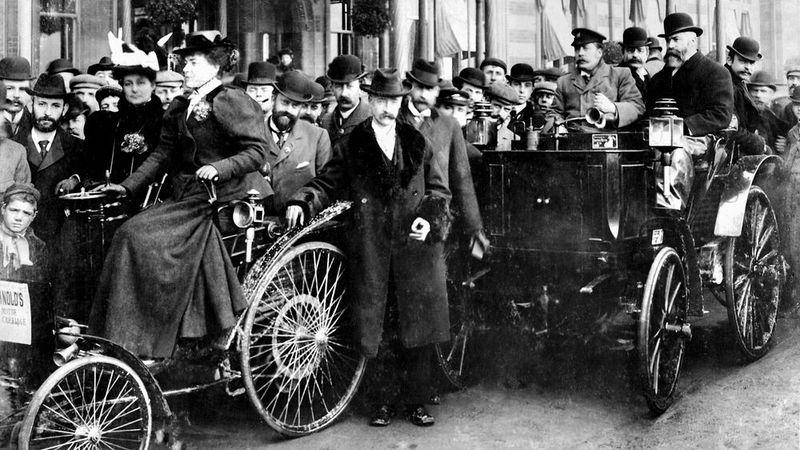Der „Emancipation Run“ von London nach Brighton am 14. November 1896: links im Bild eine Arnold Motor Carriage, die 1896 aus einer Lizenzfertigung für das Benz Velo im Jahr 1895 entstand (Bild:  Mercedes-Benz AG)