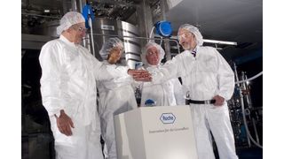 Symbolischer Start der Produktion, Bundesrat Pascal Couchepin, Regierungsrätin Barbara Schneider, Roche CEO Franz B. Humer, Erich Hochuli, Leiter Biotech Produktion; Bild: Roche (Archiv: Vogel Business Media)