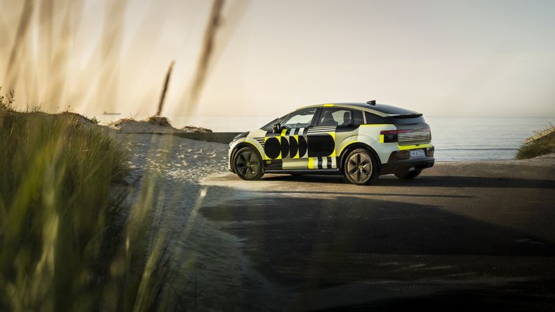 Audi zeigt erste Bilder des A2-Prototypen. Das Serienmodell soll noch im Jahr 2026 ausgeliefert werden.(Bild:  Audi AG)