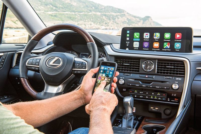 Der Fahrer kann jetzt sein Handy per Apple CarPlay oder Android Auto mit dem Infotainmentsystem verbinden. (Lexus)