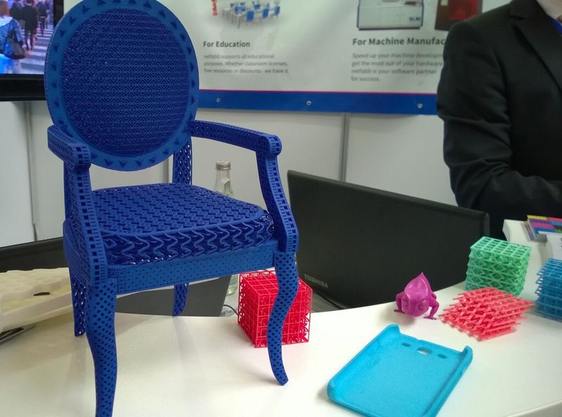 Mit der Software Netfabb Professional lassen sich Gitterstrukturen, und damit Funktionalitäten, in Bauteile bringen: Die Sitzfläche und Lehne des Stuhls sind dadurch wie 