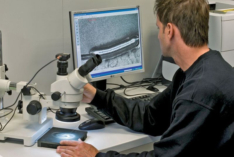Bild 4: Am Mikroskop können die Mitar- beiter auch kleinste Details prüfen und dokumentieren.  (Bild: Schunk)