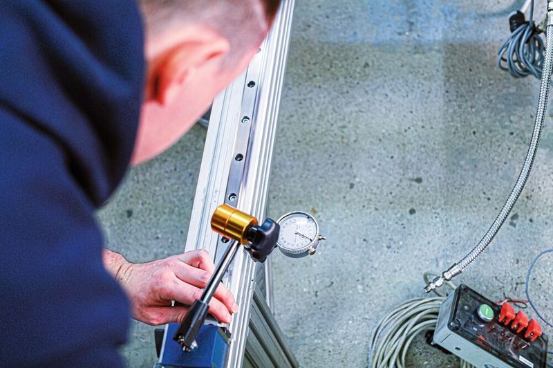 Um eine genaue Massenmessung zu ermöglichen, wird das Versorgungssystem im Prüfstand vertikal verschiebbar gelagert und auf einer Waage abgestützt. (Kenneth Tagscherer/Warr)