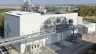 Neben der Versuchsanlage für STF-Benzin in Freiberg (im Bild) nutzt das Forschungsvorhaben auch eine Syntheseganlage, die den Rohstoff für das Benzin liefert.  (Bild: TU Bergakademie Freiberg/Detlev Müller)