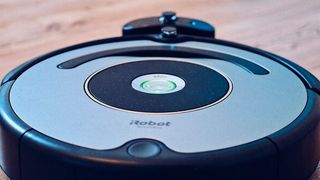 Autonome Systeme halten auch Einzug in unsere Haushalte. Selbstständige Roboterstaubsauger beispielsweise orientieren sich anhand einer Vielzahl von Sensoren im Gehäuse. (Bild: gemeinfrei)