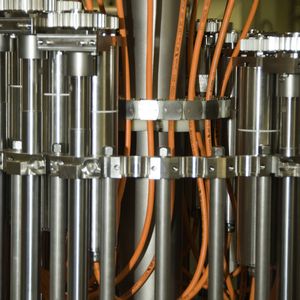 Mit vorkonfektionierten Kabeln lassen sich Servomotoren schnell und effektiv mit dem Bussystem des Masterrechners verbinden. Die Besonderheit dabei: Im Rechner und über die Kabel bis hin zum Motor herrscht ein geringer Überdruck, der das Eindringen von Reinigungsmedien ins Motorinnere zusätzlich verhindert.