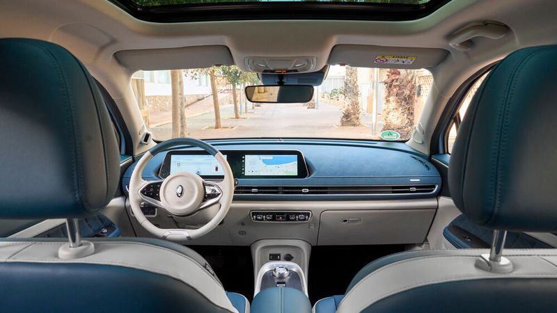 Der Fahrerarbeitsplatz ist nüchtern, aber modern eingerichtet. (Bild: Jan Greune/Great Wall Motors)