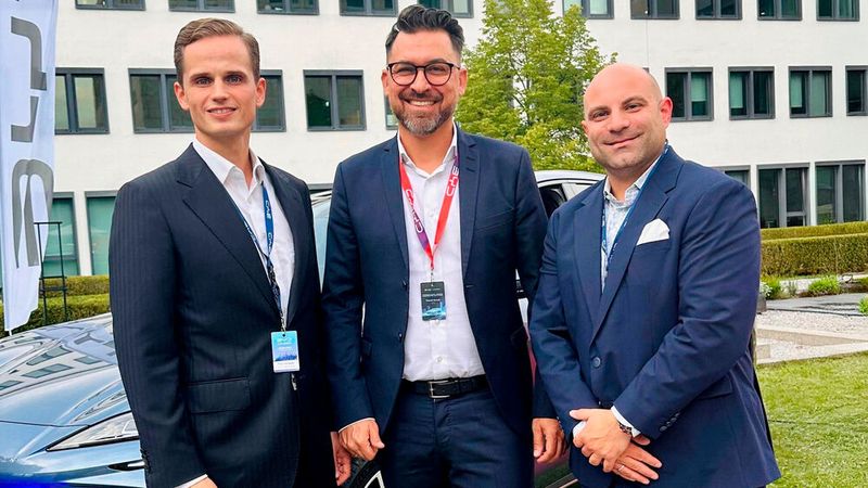 Von links: Fritz Tiemeyer, Bereichsleiter Personal, Marketing und Business Development bei Darmas, BYD-Deutschland-Vertriebschef Patrick Schulz und Darmas-Geschäftsführer Christian Simon.(Bild:  Darmas)