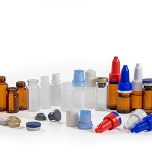 Ob Plastik oder Glas - Augentropfen werden in viele verschiedene Behältnisse abgefüllt. (Bild:  Ph.Cravarezza_Fabio)