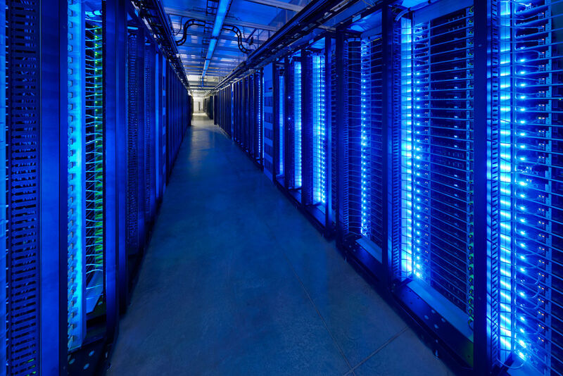 Beeindruckender Blick in einen der schier endlos wirkenden Facebook Server Räume des Prineville Data Center im amerikanischen Bundesstaat Oregon. (Bild: Facebook)