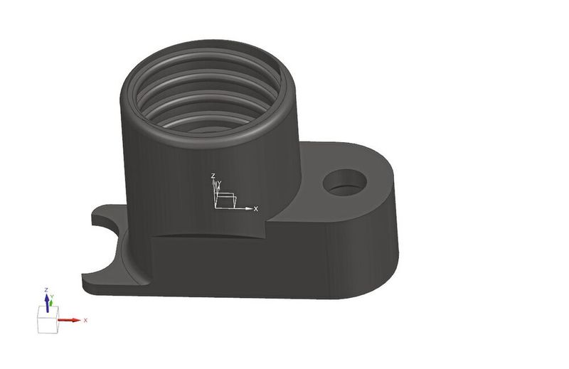 3D-Metall-Theobald passte das Bauteil für die additive Fertigung in Metall an. Hierfür wurde der Kanal mit einer „Dachschräge“ versehen, um Stützen zu vermeiden. Der Dienstleister hatte noch optional vorgeschlagen, die Aussparung auf der Unterseite zu optimieren. Letzendlich wurden die Stützen nur herausgebrochen und auf eine weitere Überarbeitung verzichtet. (Bild: 3D-Metall-Theobald)
