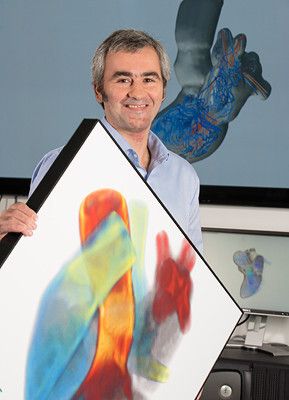 Dr. Bogdan Georgescu: Tief ins Herz geschaut  – Minimal-invasive Operationsmethoden haben für Patienten mit Herzerkrankungen große Erleichterungen gebracht. Voraussetzung dafür sind die modernen Bildgebungsverfahren, an deren Verbesserung Dr. Bogdan Georgescu (40) forscht. Dank seiner Erfindungen hat Siemens als eines der ersten Unternehmen weltweit Programme für medizinische bildgebende Systeme auf den Markt gebracht, die automatisch eine 3D-Modell-Darstellung des Herzens ermöglichen. Die neuen Algorithmen können zudem als vierte Dimension den Blutfluss simulieren, wodurch Therapien noch besser auf die Patienten abgestimmt werden können. Georgescu stammt aus Rumänien und arbeitet heute bei Siemens Corporate Technology in Princeton, USA. (Bild: Siemens)