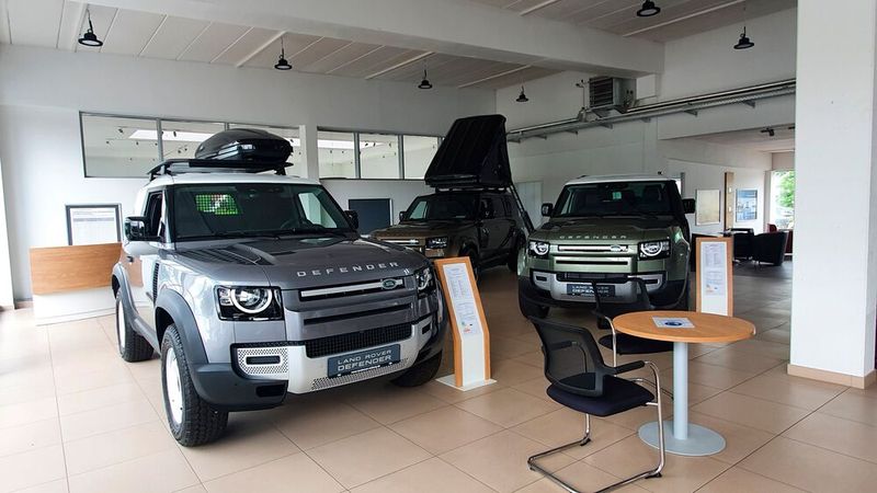 Die Defender im Showroom sind alle individualisiert und mit Zubehör ausgestattet. (Bild: Mauritz/»kfz-betrieb«)