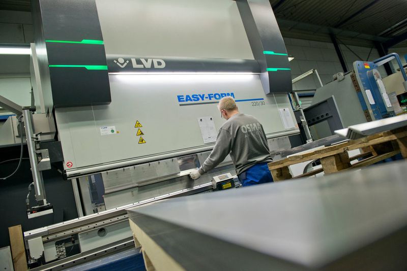 Für das Biegen setzt Osma unter anderem auf Easy-Form-Abkantpressen von LVD. (LVD)