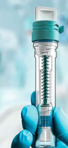 Medizinische Produkte brauchen Verpackungen, die einfach und sicher zu handhaben sind. Das gilt ganz besonders für Implantate, die keimfrei in den Körper des Patienten eingesetzt werden müssen. Mit der Neuentwicklung „Tube in Tube“ setzt Rose Plastic Medical Packaging genau dort an. Denn die „Hülse in der Hülse“ gewährleistet die sterile und berührungslose Handhabung und Übergabe des Implantats: Es kann vom OP-Personal sicher vom unsterilen in den sterilen Bereich des Operationssaals übergeben werden. „Tube in Tube“ ist eine Doppel-Sterilbarriere-Verpackung und besteht aus zwei transparenten Hülsen, die ineinander gesteckt werden. (Rose Plastic)