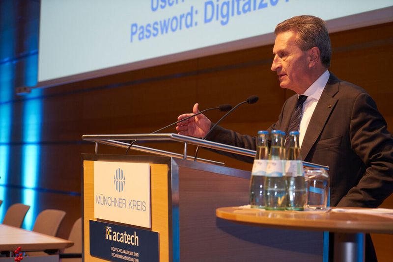 Günther Oettinger, EU-Kommissar für Digitale Wirtschaft und Gesellschaft, hielt die Keynote zum Thema Perspektiven aus der Europäischen Union.  (Bild: Stefan Pielow / MÜNCHNER KREIS)