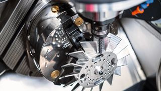 Mit der neuen Acura 50, die eine Grundfläche von rund 5,5 m² hat, kommt laut Hedelius die in ihrer Modellreihe bisher kompakteste Vertreterin an den Start. Doch die Anwender bräuchten auf große Verfahrwege dabei nicht zu verzichten. Hier ein Blick in den Bearbeitungsraum der Acura 50.  (Hedelius)