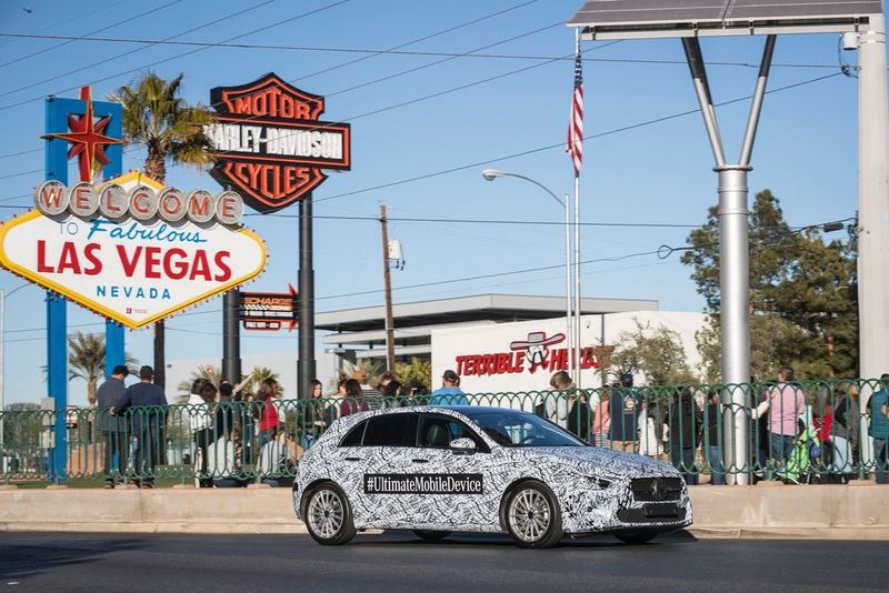 Noch fährt die A-Klasse getarnt durch Las Vegas. Das Interieurkonzept ist nun aber komplett enthüllt. Im Laufe des Jahres geht das Fahrzeug an die Händler. (Daimler AG)