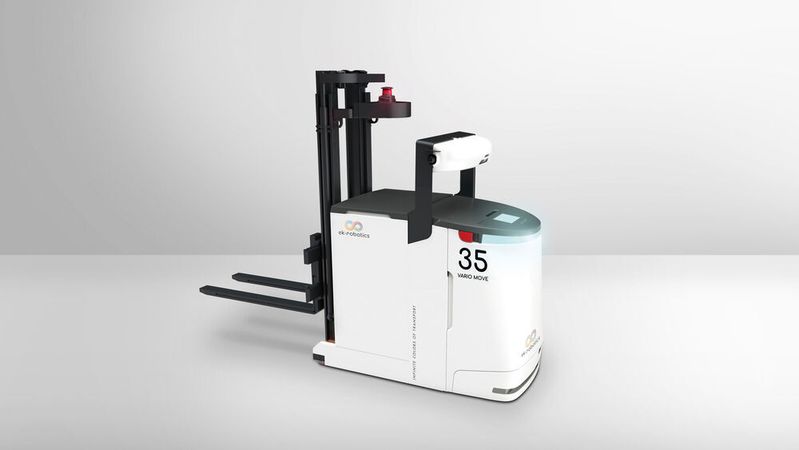 Die sechs Gegengewichtstransportroboter der Baureihe Vario Move CB werden zusätzlich zu den freitragenden Gabeln mit Klammern ausgestattet. (Bild:  Ek Robotics)