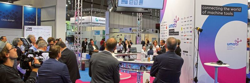 Auf einem zentralen Stand des VDW in Halle 9 können sich die Messebesucher über die Vorteile des Schnittstellenstandards Umati informieren.(Bild:  Reinhold Schäfer)