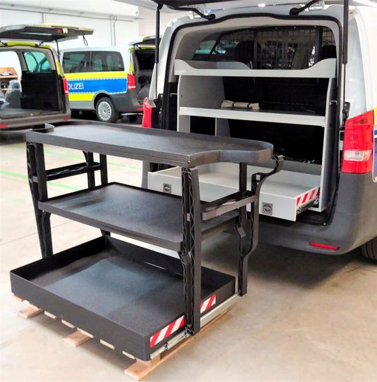 Die Polizei wurde von der Mosolf Special Vehicles GmbH und dem Fraunhofer-IWU mit einem Leichtbauregal ausgestattet, das per Extruderunterstützung quasi 3D-gedruckt wurde. Es nimmt weniger Platz ein als das alte System. Doch das war noch nicht alles zu diesem Prozess ...(Bild:  Mosolf)