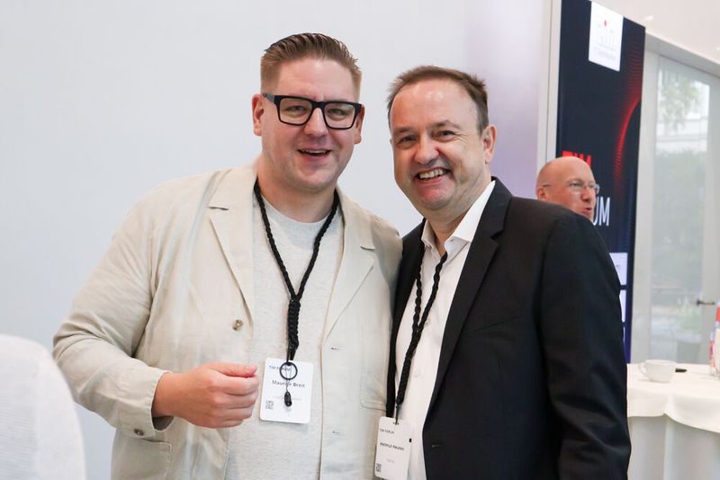 Marurice Breit (l., ITatScale) und Helmut Heuten (TIM) starten voller Energie in die nächste Vortragsrunde.  (Bild: TIM)