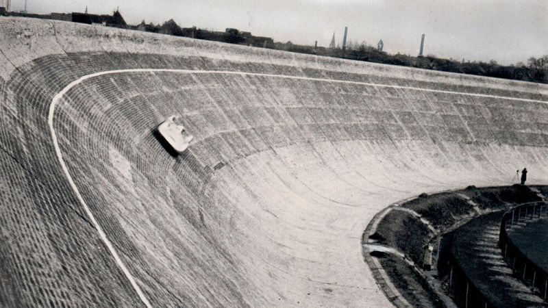 Die spektakuläre, steile Nordkurve der Avus brachte viele Fahrer an ihre Grenzen. Hier durchfährt sie Bernd Rosemeyer in seinem „Auto Union“-Rennwagen. (Bild: Ulf Schulz/Avus 100/PS-Speicher)
