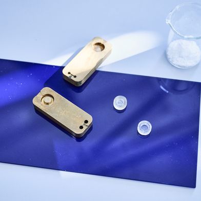 Polystyrol steckt in Schutzverpackungen für Fernseher und Elektrogeräte, in Zier- und Sockelleisten für den Innenausbau von Häusern und auch in Petrischalen. (Bild: Hereon/Marcel Schwickerath)