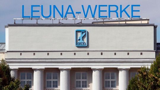 Damit das einst zum Domo-Konzern gehörende Leuna-Werk nicht wegen der Insolvenz abrupt die Produktion einstellen musste, hat das Sachsen-Anhalt zig Millionen an Hilfen aufgewendet. Wie sich jetzt herausstellt, kann man sich vom Großteil davon verabschieden ...(Bild:  Leuna-Werke)