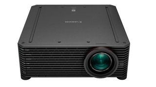 Mit dem XEED 4K500ST macht Canon den ersten Schritt in den Markt für Installationsprojektoren mit 4K-Auflösung. Das 47.600-Euro-Gerät bietet eine  hohe Auflösung von 9,8 Millionen Pixel und eine Lichtstärke von 5.000 Lumen. (Bild: Canon)