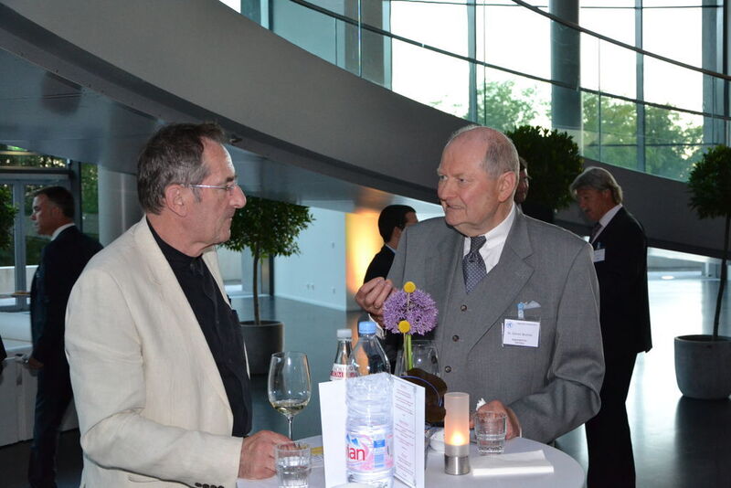 Gute Gespräche bei der After-Award-Party: Prof. Konrad Beyreuther, NAR, Ruprecht-Karls-Universität Heidelberg
und Dr. Günter Bechtler  (Bild: LABORPRAXIS)