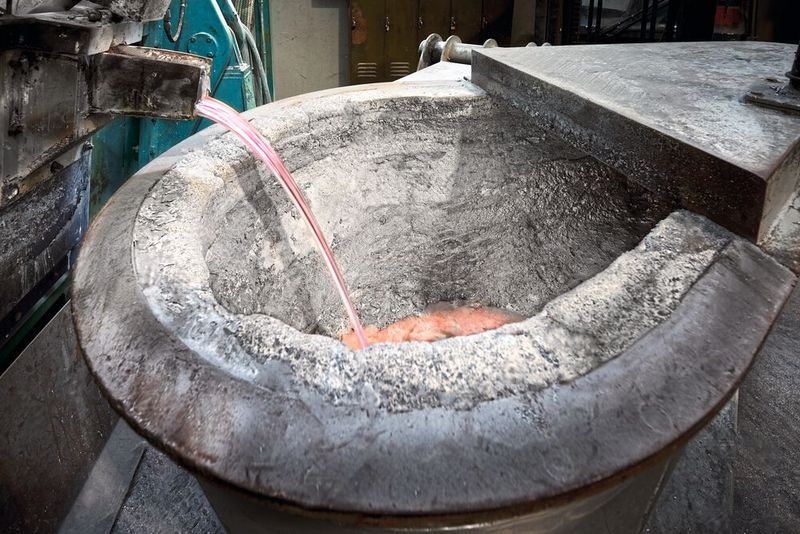 Am Anfang steht der Schmelzprozess, der Sekundäraluminium auf die für die Druckgusspressen ideale Verarbeitungstemperatur von 700°C bringt. (Bild: Starrag/Ralf Baumgarten)