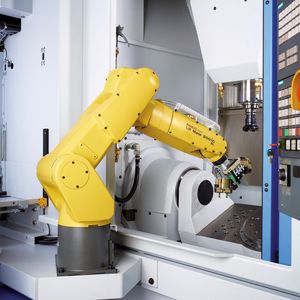 Das Fünf-Achs-Fertigungszentrum FZ12 FX von Chiron, im Bild mit integrierter Roboterautomation Flexcell Uno.
