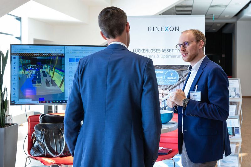 Max Rossdeutscher (r.) von Kinexon referierte zu Echtzeit-Ortungs-Technologien – und stand in den Pausen für Rückfragen bereit. (Stefan Bausewein)