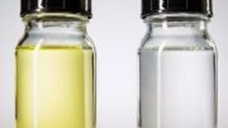 Im Gegensatz zu „normalen“ Grundölen (li.) ist Shell Helix auf GTL-Basis glasklar und rein. (Foto: Tobias Oechler Fotografie)