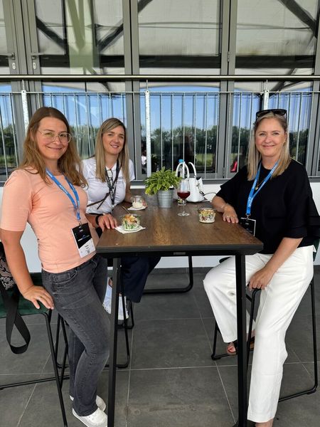 Regina Vaas und Riana Schimanski (beide PlanB) mit Franziska Wittig (m.) von Arrow (Bild: Vogel IT-Medien GmbH)