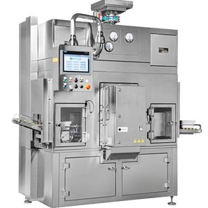 Das RTDS2 von Steriline nutzt Robotertechnik und Impulslicht zur Oberflächendekontamination von Wannen für Spritzen, Ampullen oder auch Patronen.