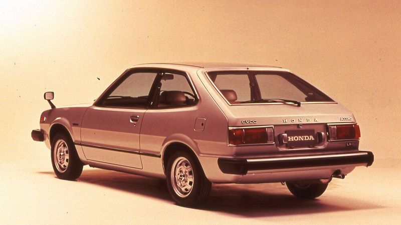 Der Accord startete 1976 zunächst als Honda 1600 mit einem 1,6-Liter-Motor mit 80 PS (59 kW). Er war Hondas zweiter Versuch (nach dem 1300 von 1969), in der Mittelklasse Fuß zu fassen. Den Dreitürer ergänzte ab Ende 1977 eine viertürige Stufenheck-Limousine. (Bild: Honda)