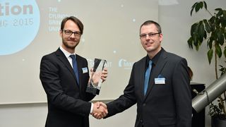 Übergabe des Fritz Studer Awards 2014 durch Dr. Gereon Heinemann (Geschäftsführer Fritz Studer AG, rechts) an den Gewinner Herr Dr. Eduardo Weingärtner. (Bild: Fritz Studer)