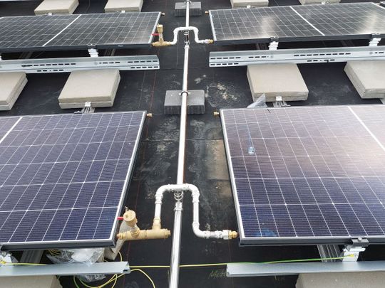 Doppelter Nutzen: 48 Photovoltaik-Thermie-Module der TWL-Technologie liefern elektrischen Strom und thermische Energie. (Bild:  ISFH)