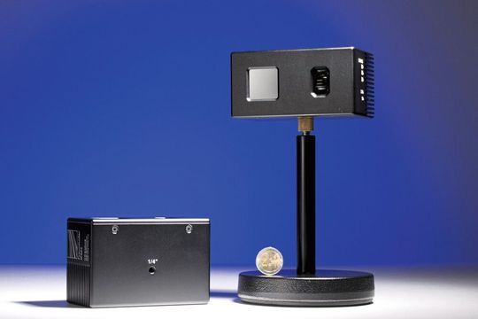 Das Li-Fi Grathus im Größenvergleich. (Bild:  Fraunhofer IPMS)