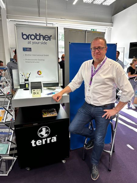 Hoffentlich schmilzen dem Rainer Lermen (Brother) nicht die Farben davon. (Bild: Vogel IT-Medien GmbH)