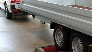 Doppelachsanhänger erreichen oft nicht die nötige Achslast für eine aussagefähige Bremsprüfung. (Maha)