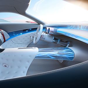 ... verbirgt sich ein futuristischer und luxuriöser Innenraum. In die Sitze integrierte, so genannte „Body Sensor Displays“ scannen die Passagiere und überwachen beispielsweise ihre Vitalfunktionen. So lassen sich etwa Komfortfunktionen wie Sitzklimatisierung oder Massage aktivieren oder die Form des Sitzes an den Passagier anpassen.(Bild:  Daimler)