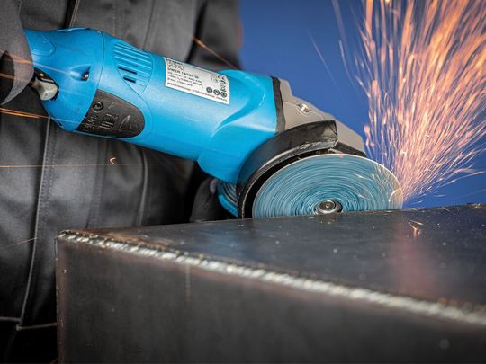 Da funkt es richtig! Hier wird per Winkelschleifer gearbeitet, der dazu ein Schleifsystem, bestückt mit Schleifmittelkörnern der Victograin-Serie, von Pferd eingespannt hat. Damit kann man nicht nur besonders effektiv der Grobzerspanung per Hand nachgehen. Hier noch mehr dazu ...(Bild:  Pferd)