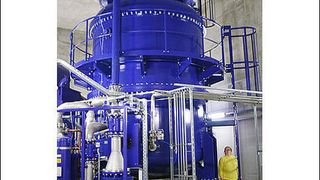 Rund 5 m  hoch und 80 t schwer: Bei der Strahlenvernetzung beschleunigen die Leoni-Mitarbeiter Elektronen mittels einer Hochspannung von bis zu 3 Mio. Volt im Hochvakuum annährend auf Lichtgeschwindigkeit. (Archiv: Vogel Business Media)