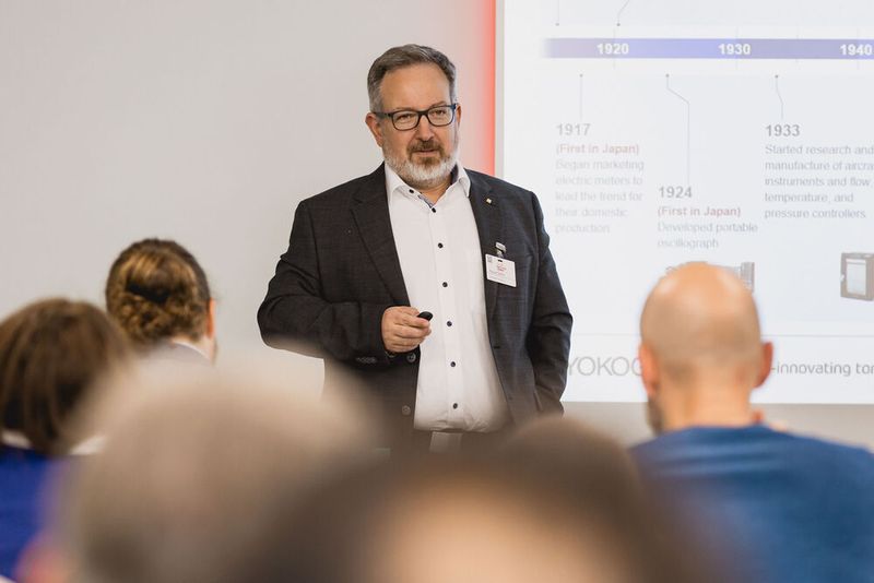 Ein durchgängiges Datenmanagement ist essenziell für Industrie 4.0. Pascal Gaillot von Yokogawa Deutschland zeigt Unterschiede und Lösungen für Bestandsanlagen (Brownfield) und neue Projekte (Greenfield), inklusive interoperabler Schnittstellen. (Bild: Stefan Bausewein)