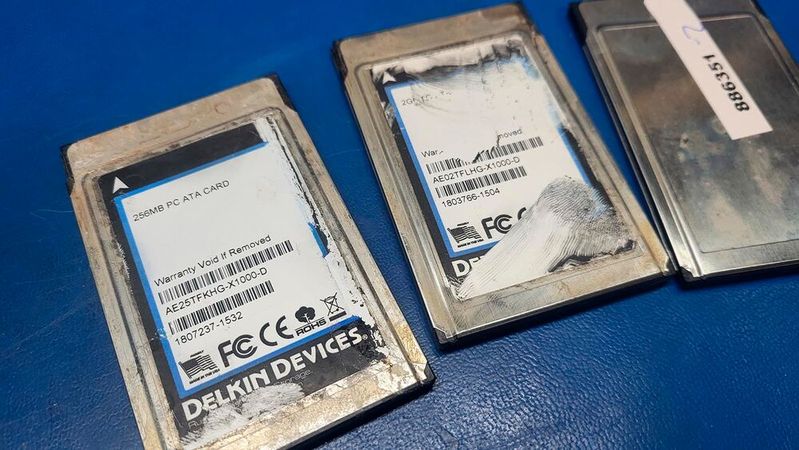 Die CBL-Datenretter isolierten die Speicherchips aus den korrodierten Karten und stellten nach eigenen Angaben sämtliche bis zum Geräteausfall aufgezeichneten Messwerte wieder her.(Bild:  CBL Datenrettung)