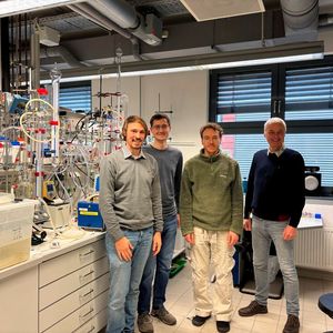 Projekttreffen im Labor von Likat, wobei es um die Gewinnung von Wasserstoff aus Ameisensäure ging. Von links: Dr.-Ing. Florian Kohler, Dr. Hendrik Kempf und Alexander Heidenreich (alle Oxfa GmbH), und Dr. Henrik Junge.(Bild:  Oxfa / Kohler)