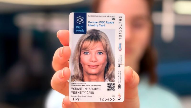 Das Bild zeigt einen Prototypen eines quantensicheren Ausweis.(Bild:   Bundesdruckerei GmbH)